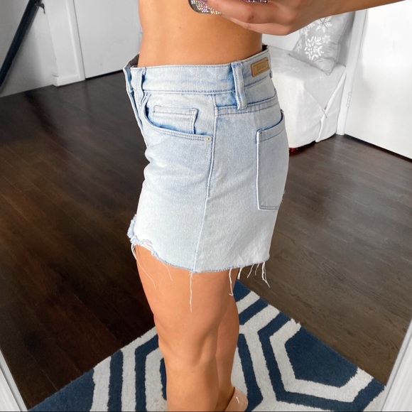 ๐ BLANK NYC THE ESSEX CLASSIC CUT-OFF LIGHT DENIM DISTRESSED JEAN SHORT! - Picture 2 of 15